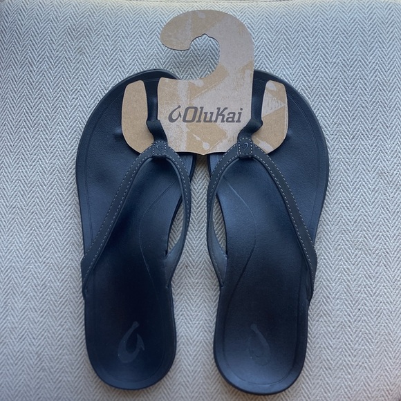 NWT! Olukai Ho’opio Flip Flops. Black. 7. - Picture 3 of 5